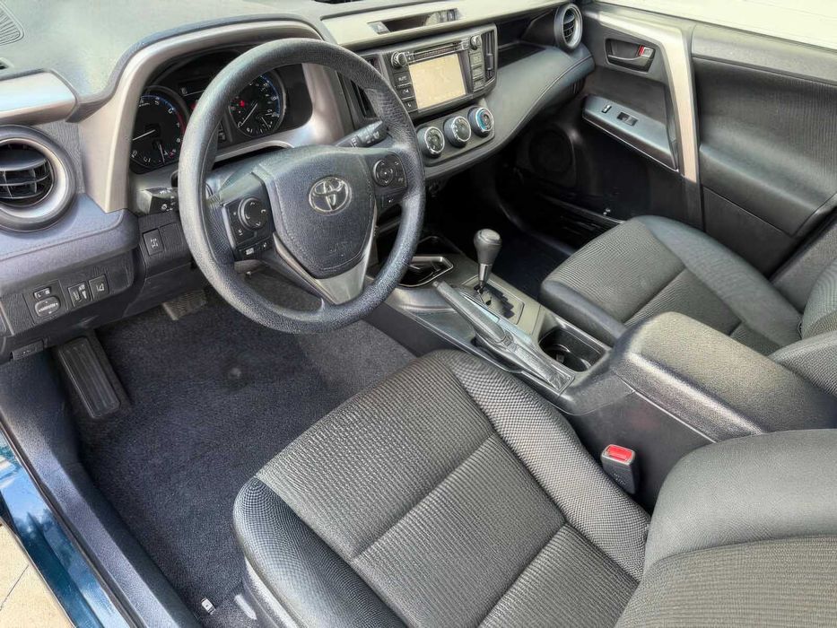 Toyota RAV4 LE      2017