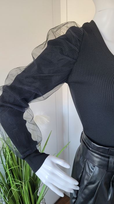 Sweter damski prążkowany z bufiastymi tiulowymi rękawami Mohito M