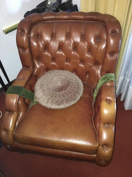 Sofá vintage em pele - charme intemporal!