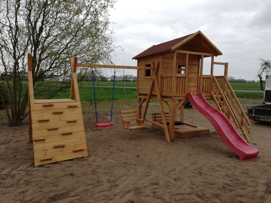 Plac zabaw dla dzieci, domek, huśtawka, ślizg, zjeżdżalnia