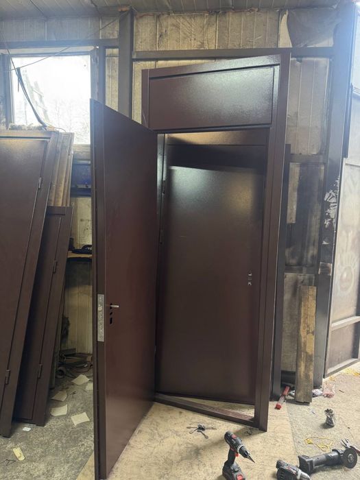 Двері вхідні металеві.