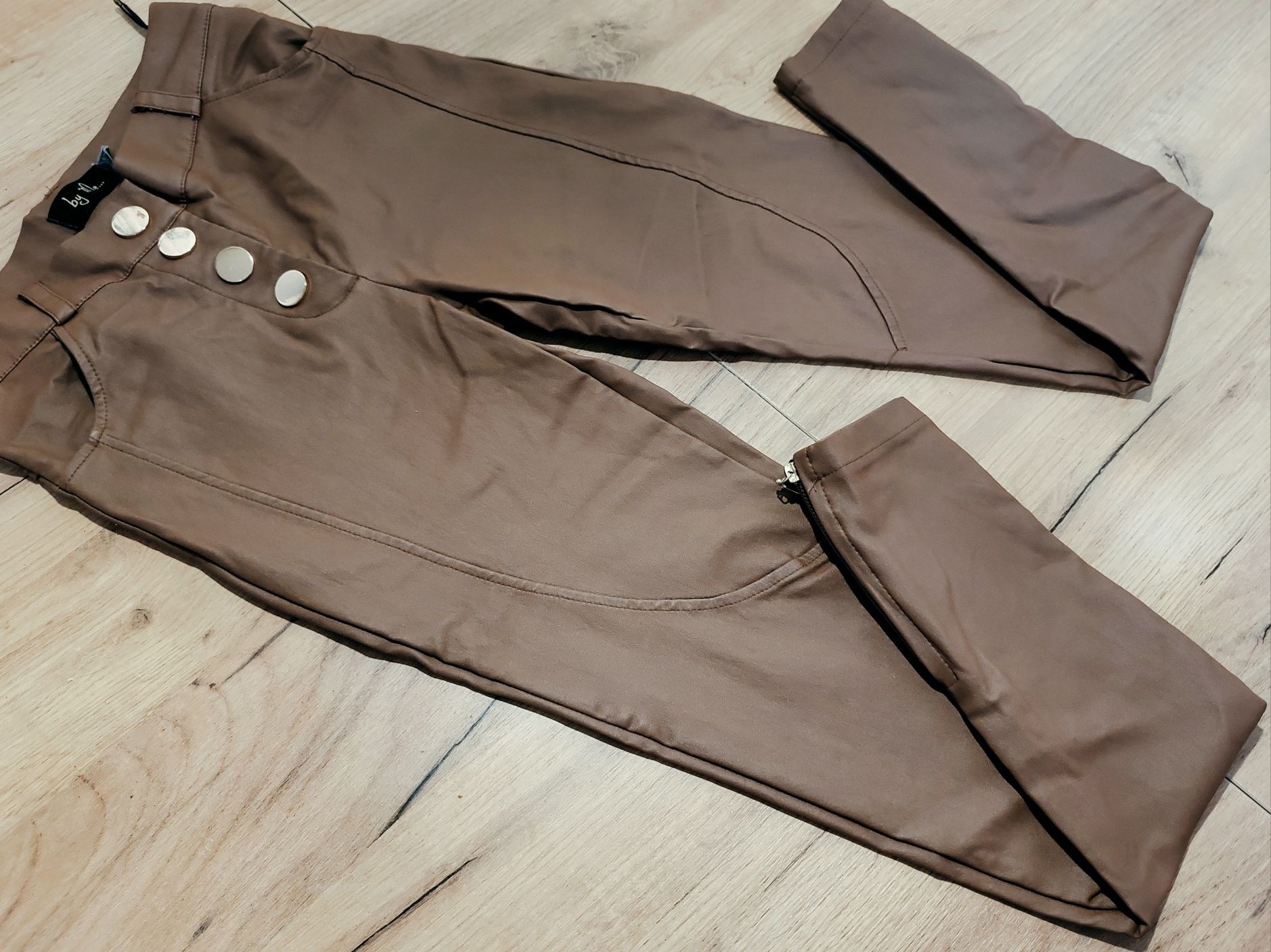 Legginsy spodnie woskowane eko skóra By Me XS carmel