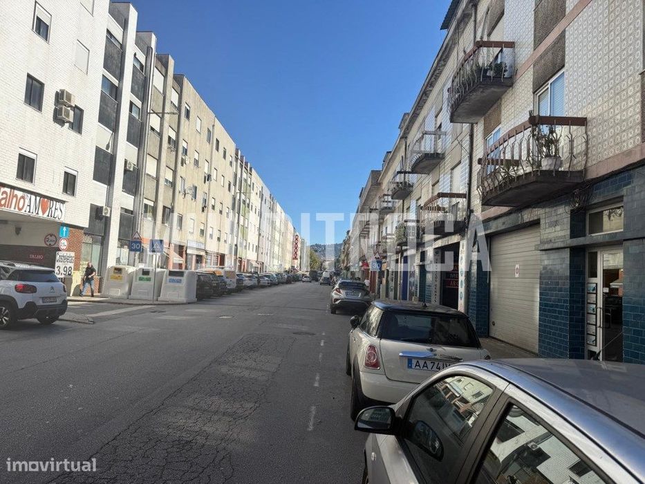 Armazém com 343m2 Fujacal