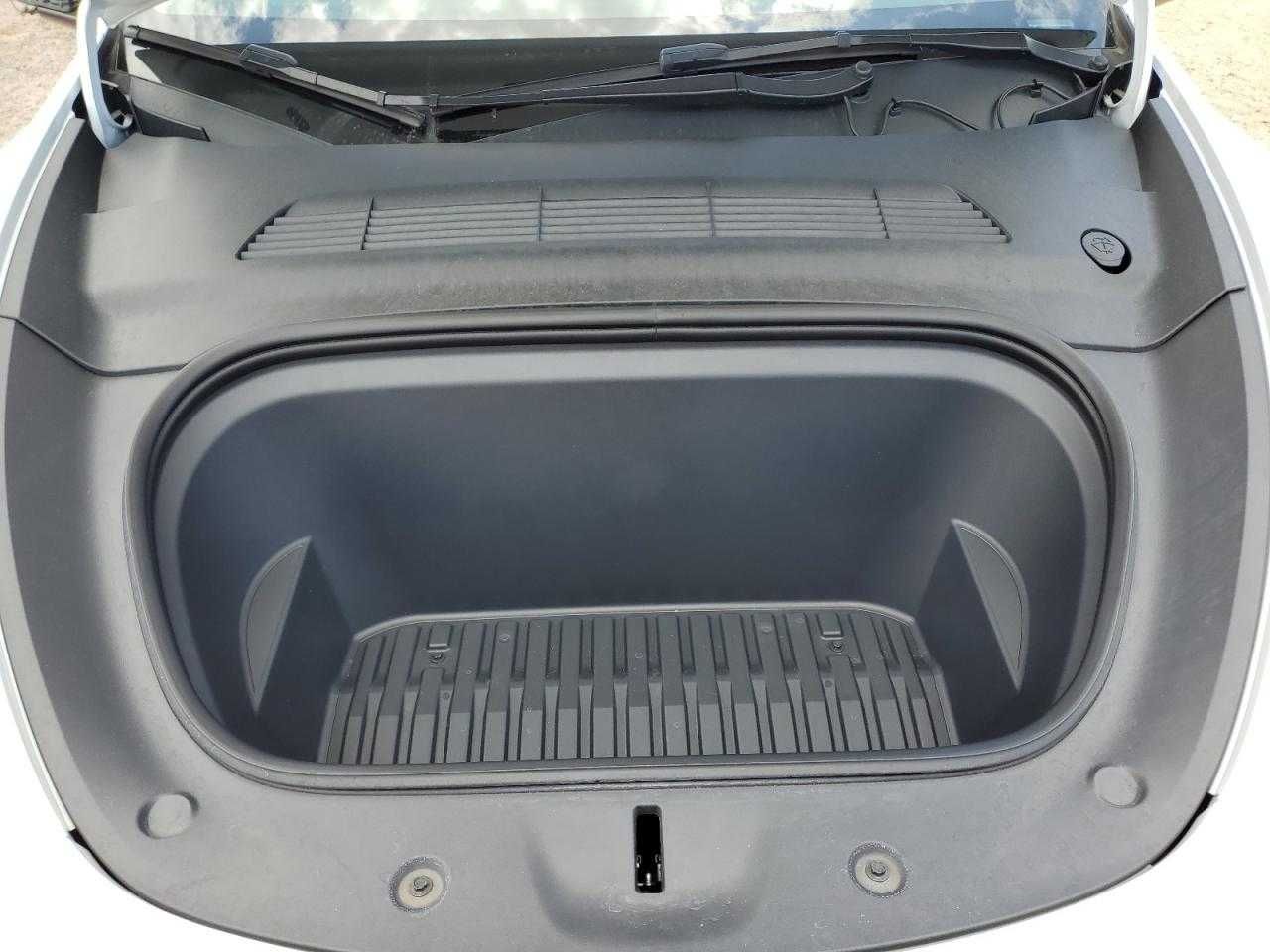 Tesla Model Y (2022)