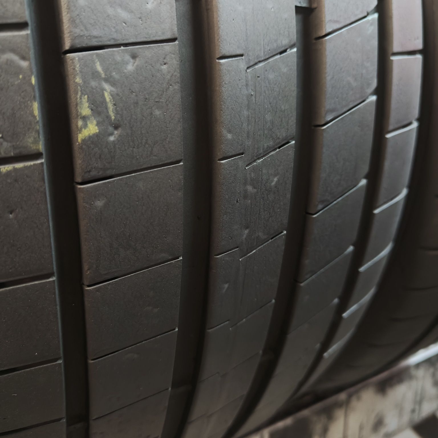 235/35/19 XL Sprzedam parę opon letnich Goodyear