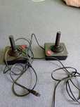 Joysticki do Atari 2600 – 1 sprawny, 1 na części, komplet