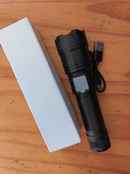 Akumulatorowa latarka LED z zoomem i wyświetlaczem LCD