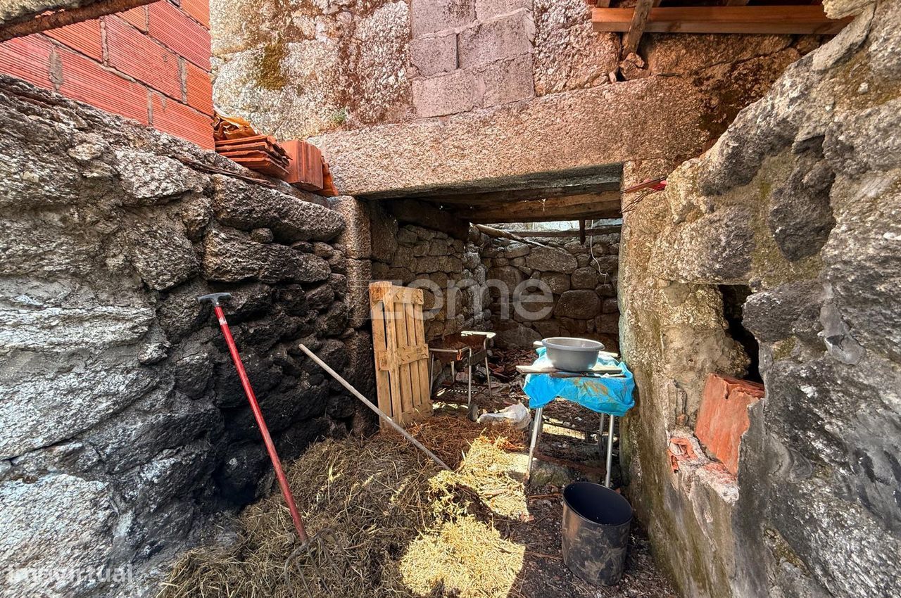 Moradia T2 para restauro localizada em Tabuaças, Vieira do Minho