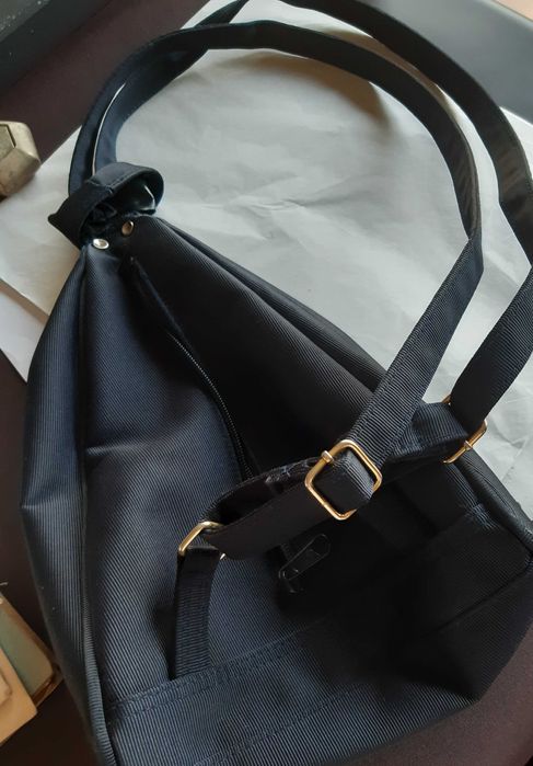 mochila de tecido preto com bolso à frente dos anos 90