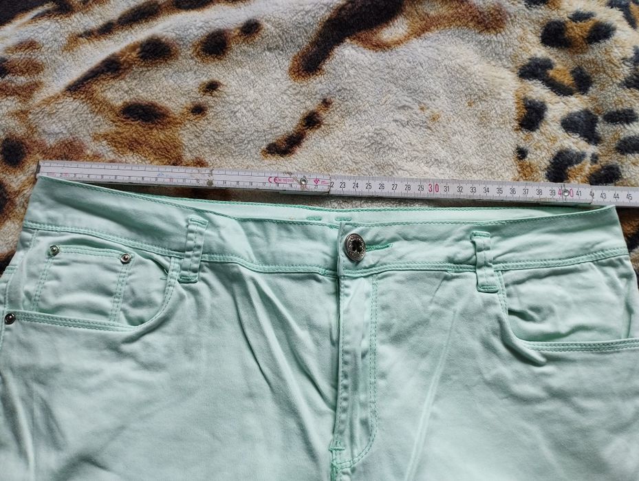 Jasnozielone spodnie materiałowe