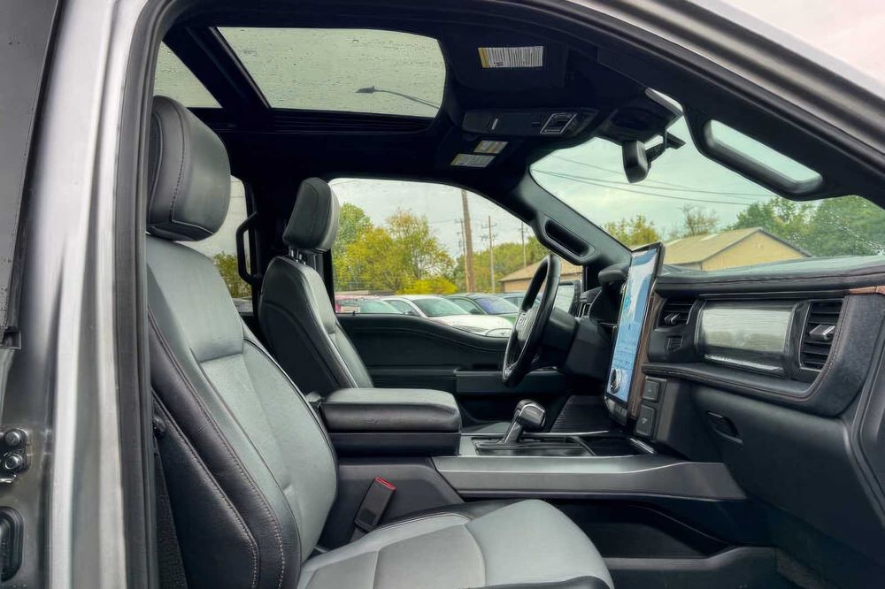 Ford F-150 Lightning Lariat      2022