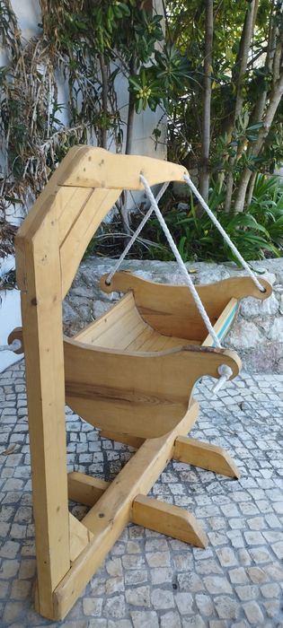 Berço artesanal rústico em madeira de pinho