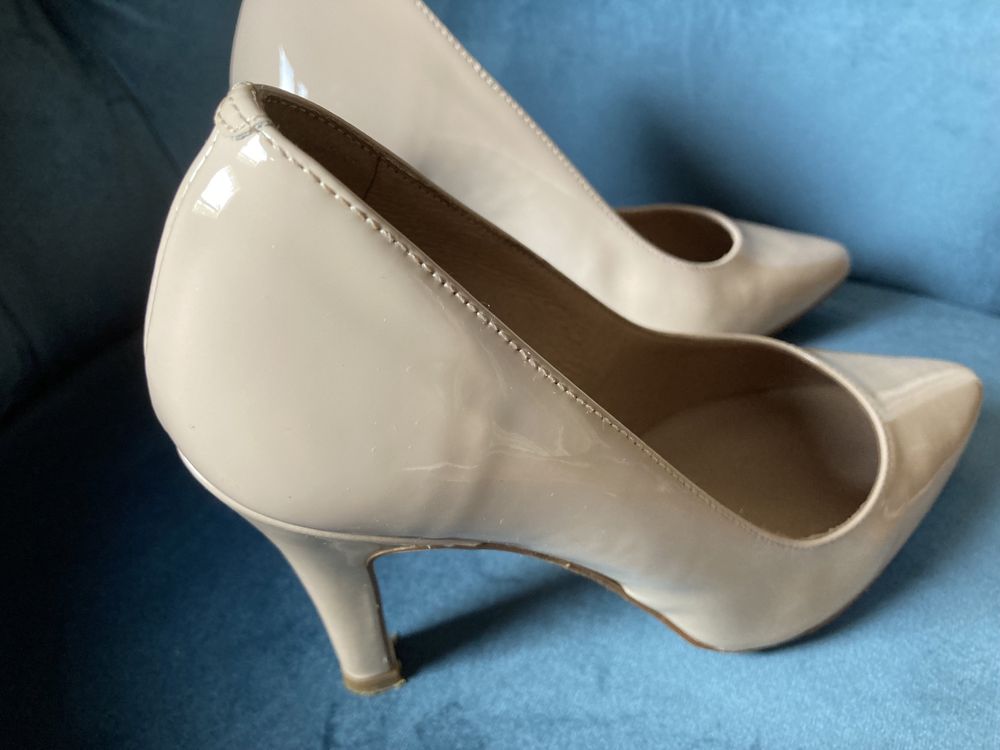Sapatos de cerimónia “nude”, da “EUREKA”