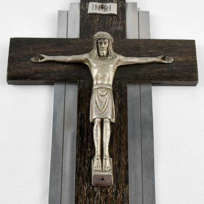 Cruz com Cristo crucificado em madeira de jacarandá e metal prateado