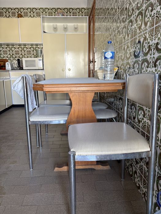 Mesa cozinha com 4 cadeiras e 2 bancos