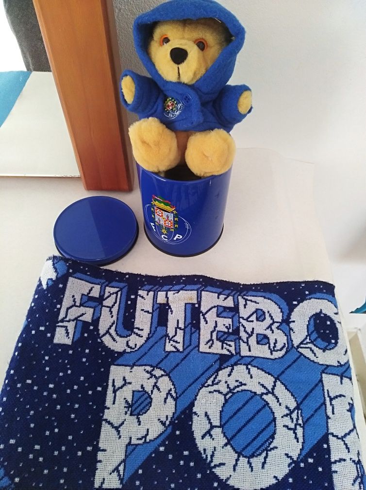 Peluche  original e cascol lata do futebol clube do Porto