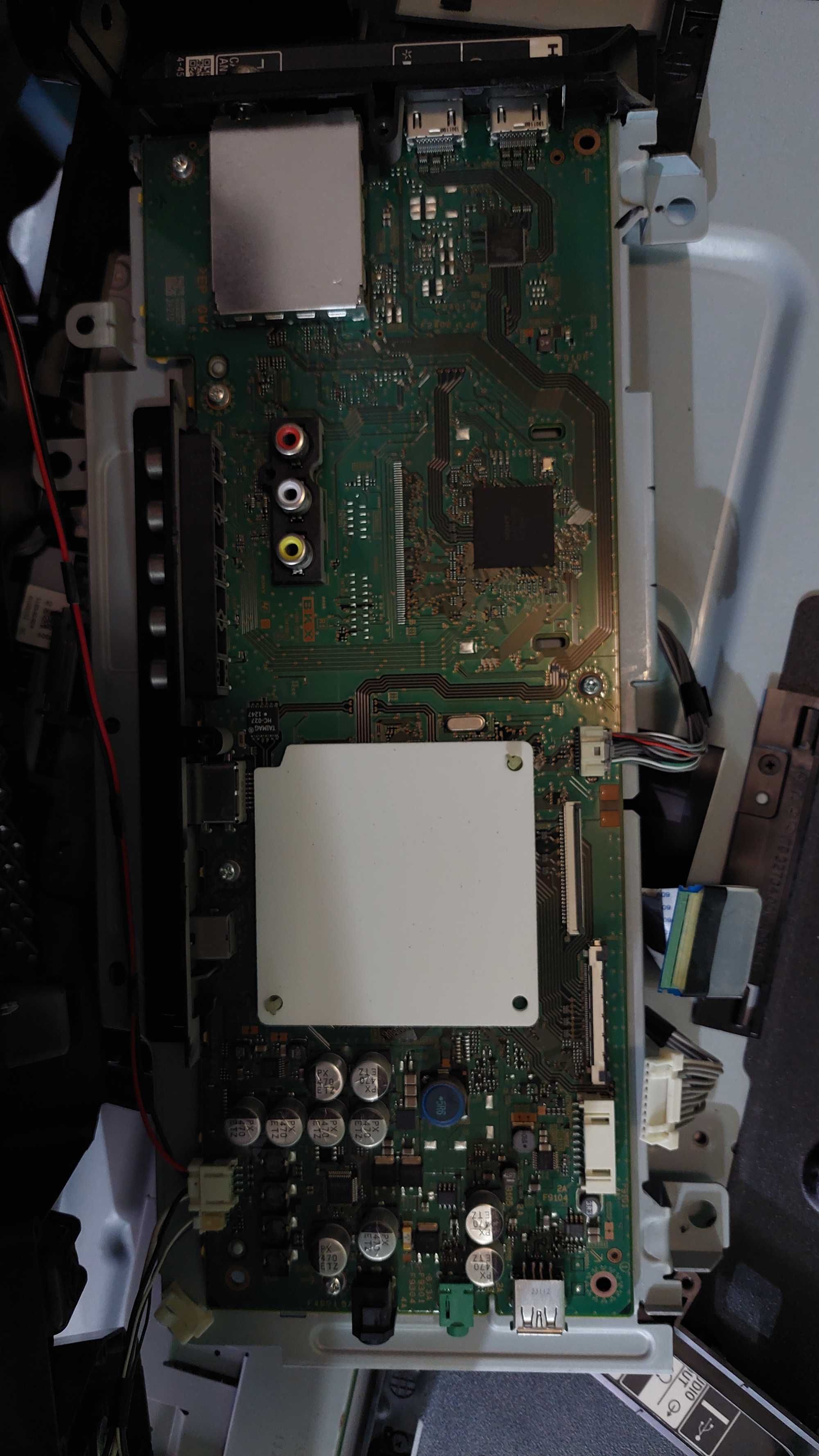 Телевізор SONY KDL-32W670A з пошкодженим екраном.