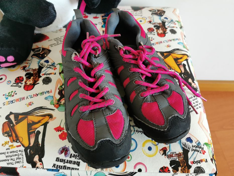 Vários pares de sapatilhas