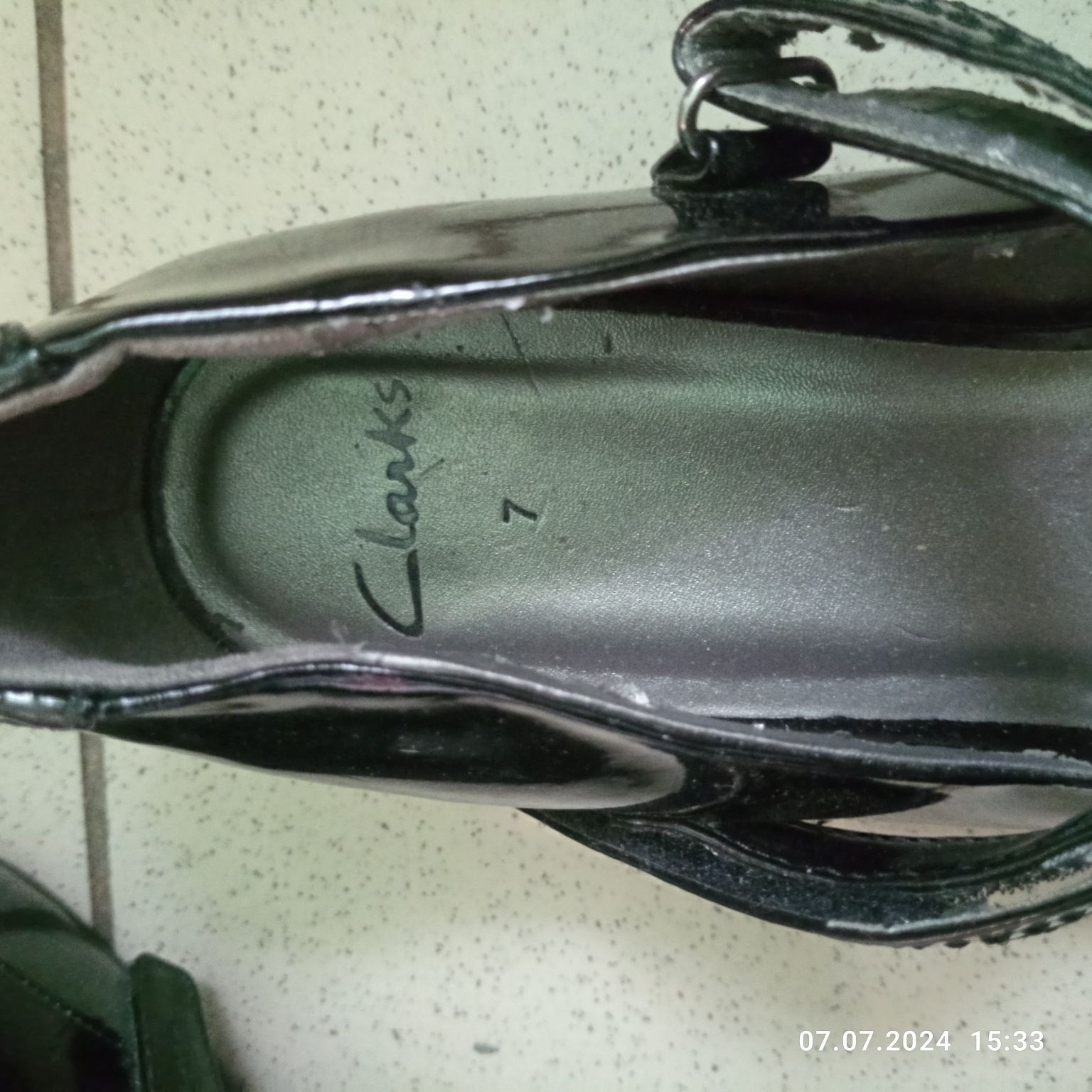 Piękne baletki na koturnie z lakierowanej skóry. Rozmiar 40. Clarks.