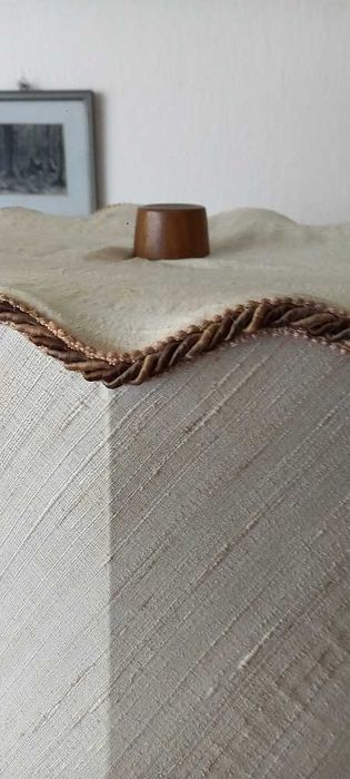 Drewniana lampa podłogowa z abażurem