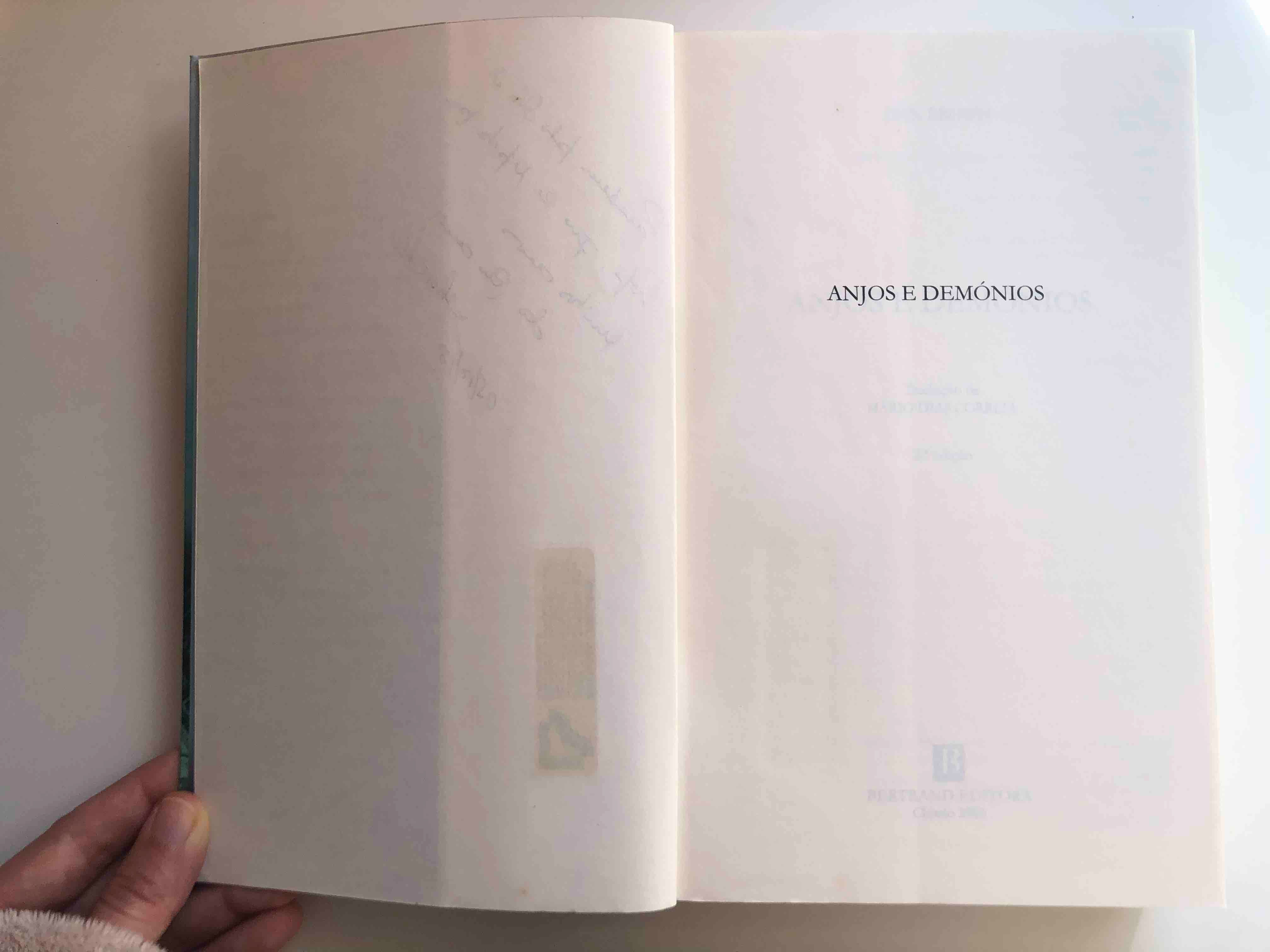 Livro "Anjos e Demónios" de Dan Brown (Portes Grátis)