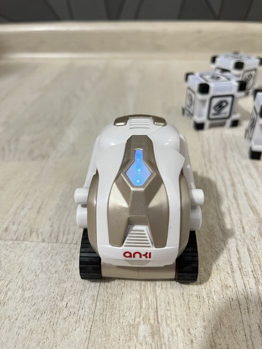 Anki Сozmo робот Козмо kozmo