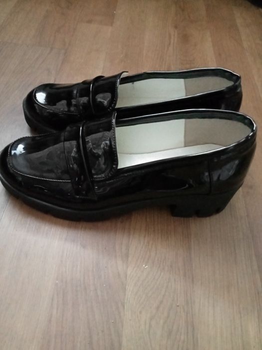Mokasyny lakierowane damskie.