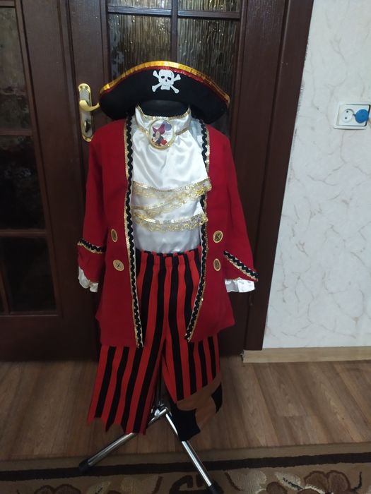 Платья и костюмы для праздников