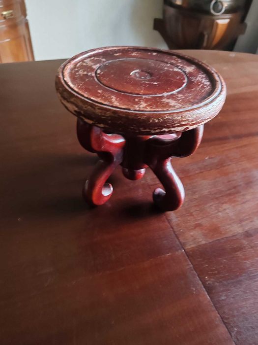 Peanha em madeira maciça para vaso ou figura decorativa.