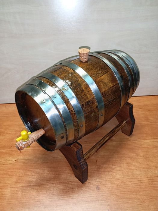 Pipo / barril antigo em madeira de carvalho com suporte e torneira em