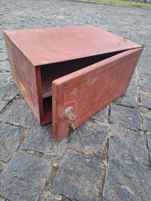 Металлический сейф с ключами