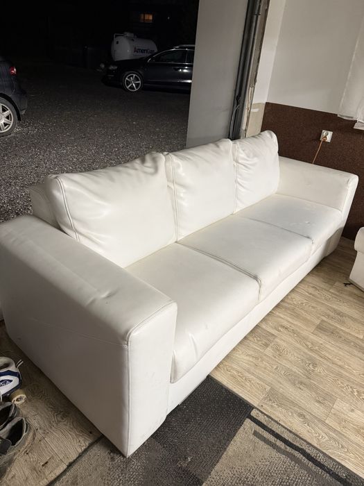 Biała skórzana kanpa w bardzo dobrym stanie