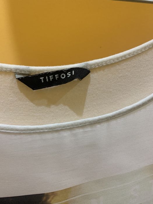 Blusa mulher mangas cavas “Tiffosi” branca com estampado tamanho L