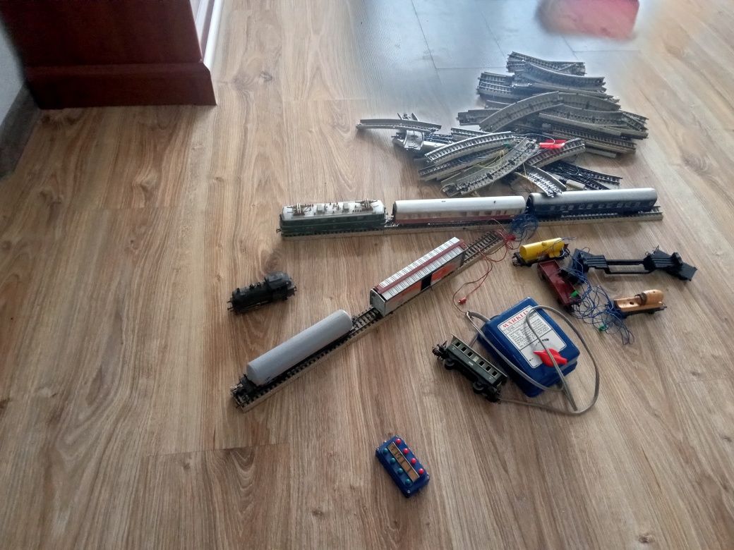 Kolejka elektryczna metalowa