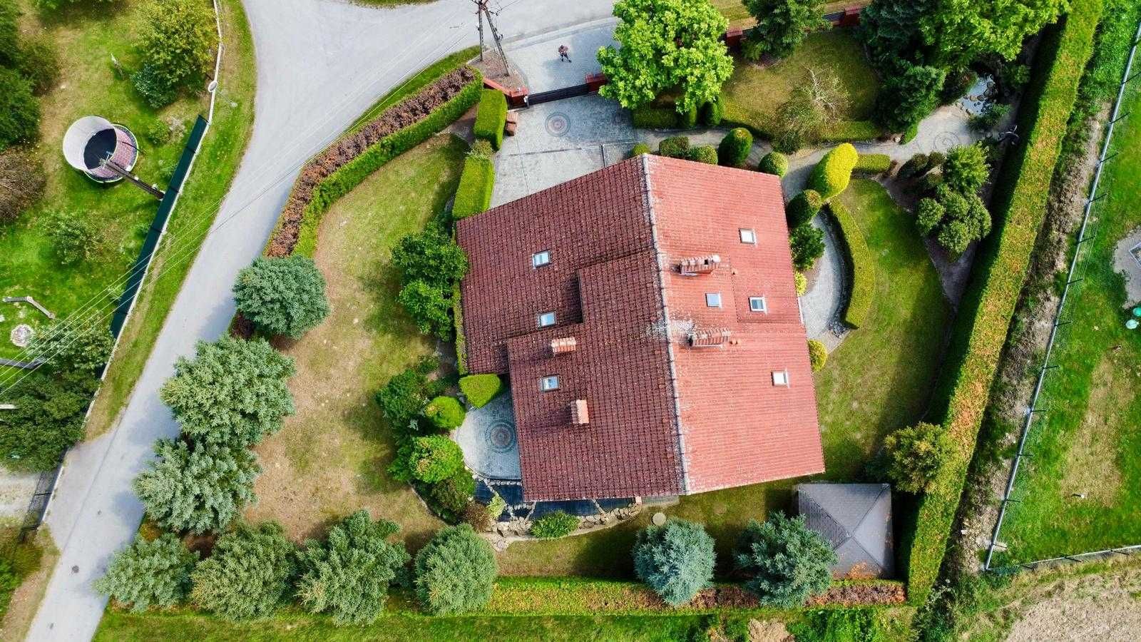 Wyjątkowy dom w otoczeniu zielonego ogrodu
