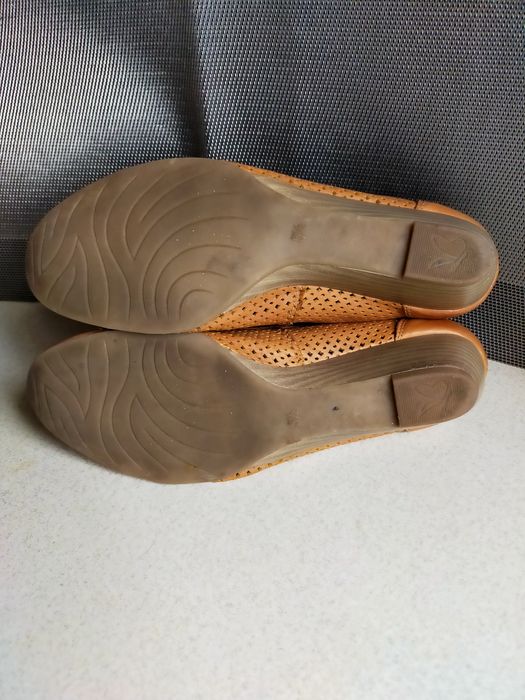 Czółenka buty wloskie na koturnie ażurowe skórzane Caprice 38,5 /25 cm