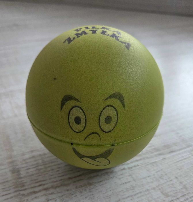 Zielona piłka zmyłka, psotek