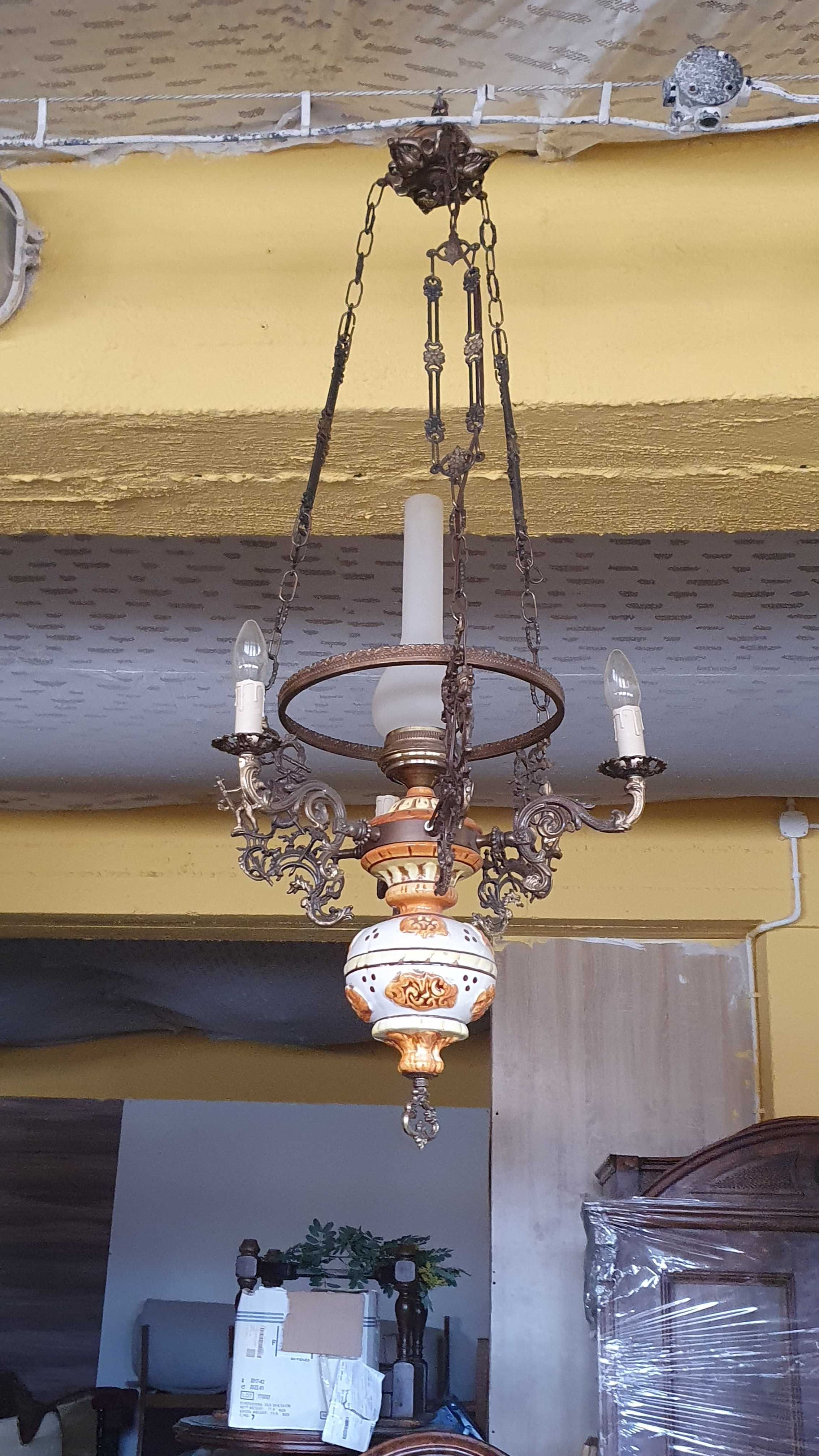 Lampa wisząca z mosiężnymi zdobieniami