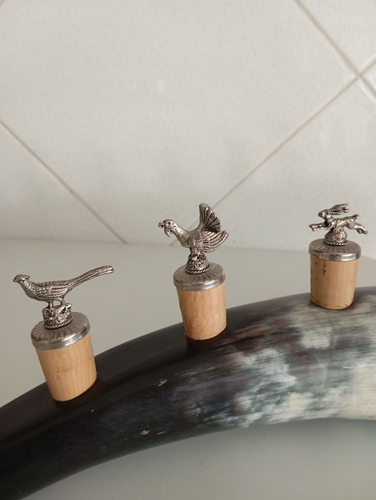 Corno em osso decorativo com rolhas com motivos de caça.