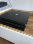 PlayStation 4 Pro 1TB + 2 pady