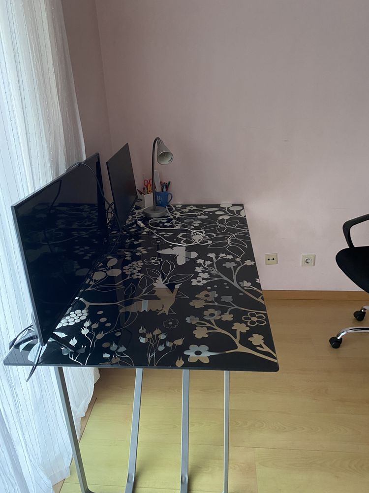 Mesa de sala com tampo de vidro e base de metal