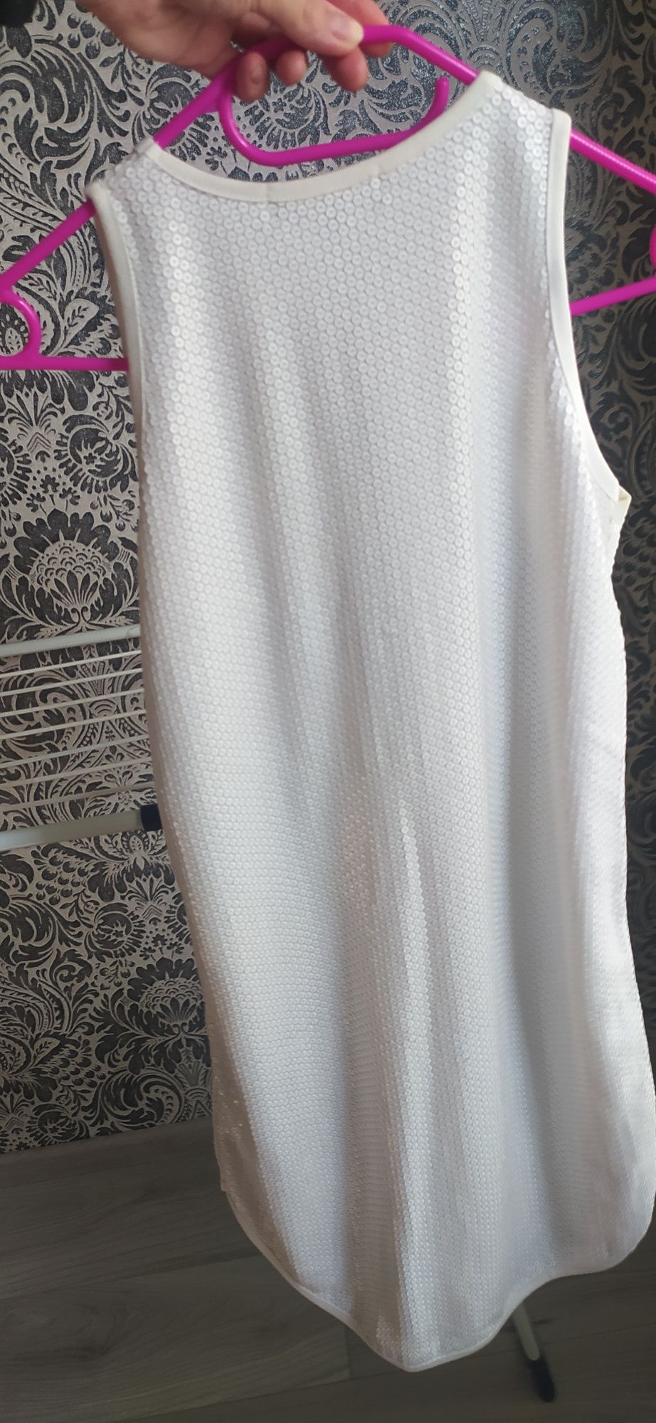 Платье из белых паеток