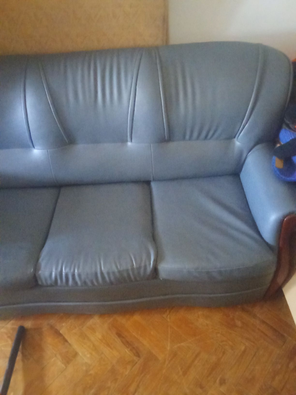 Sofá em pele azul com cama