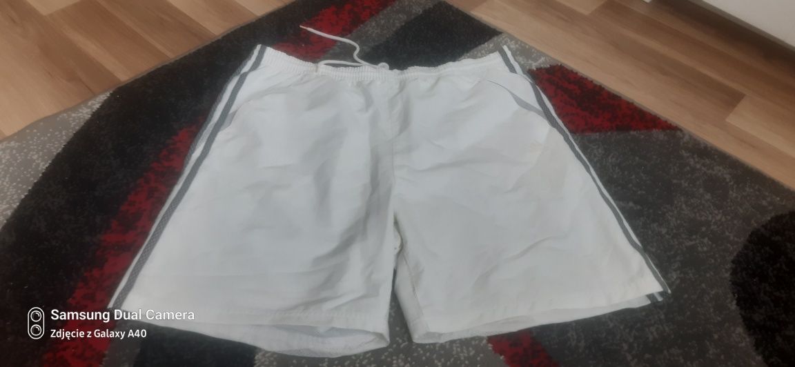 Sprzedam ładne białe spodenki białe firmy adidas xl,nie zniszczone .