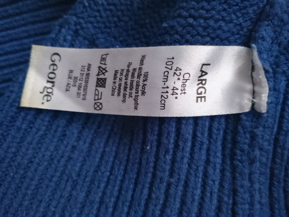 Długi niebieski sweter z reniferem