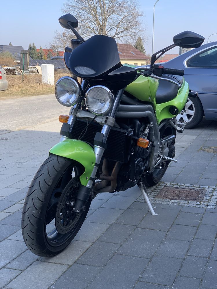 Triumph Speed Triple 955i model T509 z roku 1998 na białych tablicach