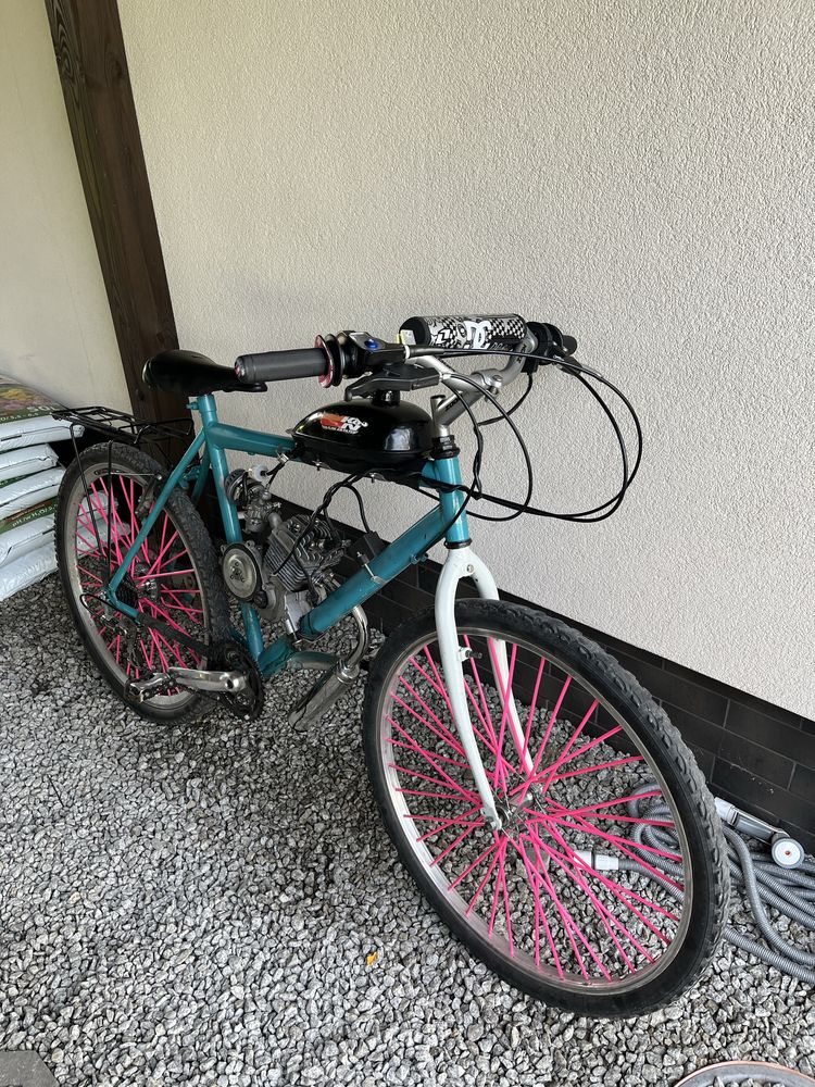 Montaż rowerów z silnikiem spalinowym