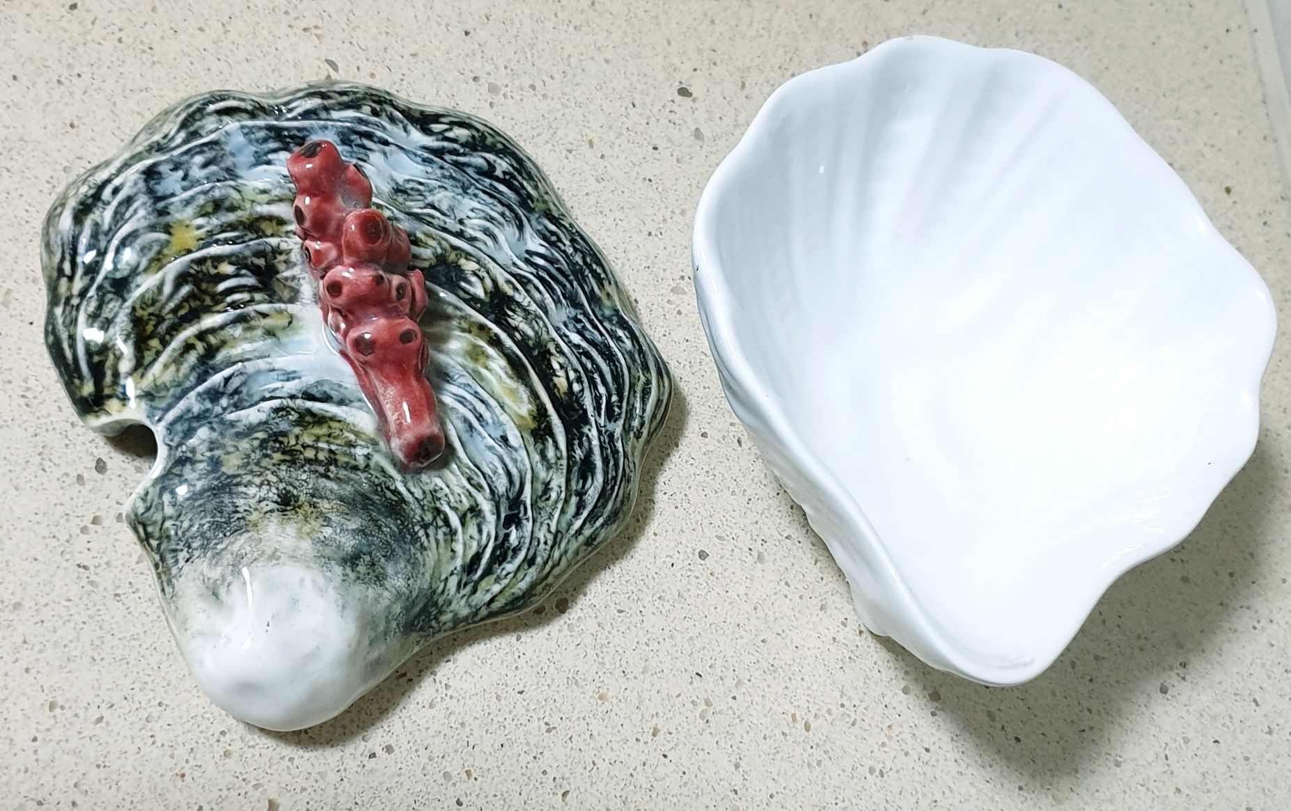 Linda peça  em faiança das Caldas da Rainha-ostra com percebes e coral