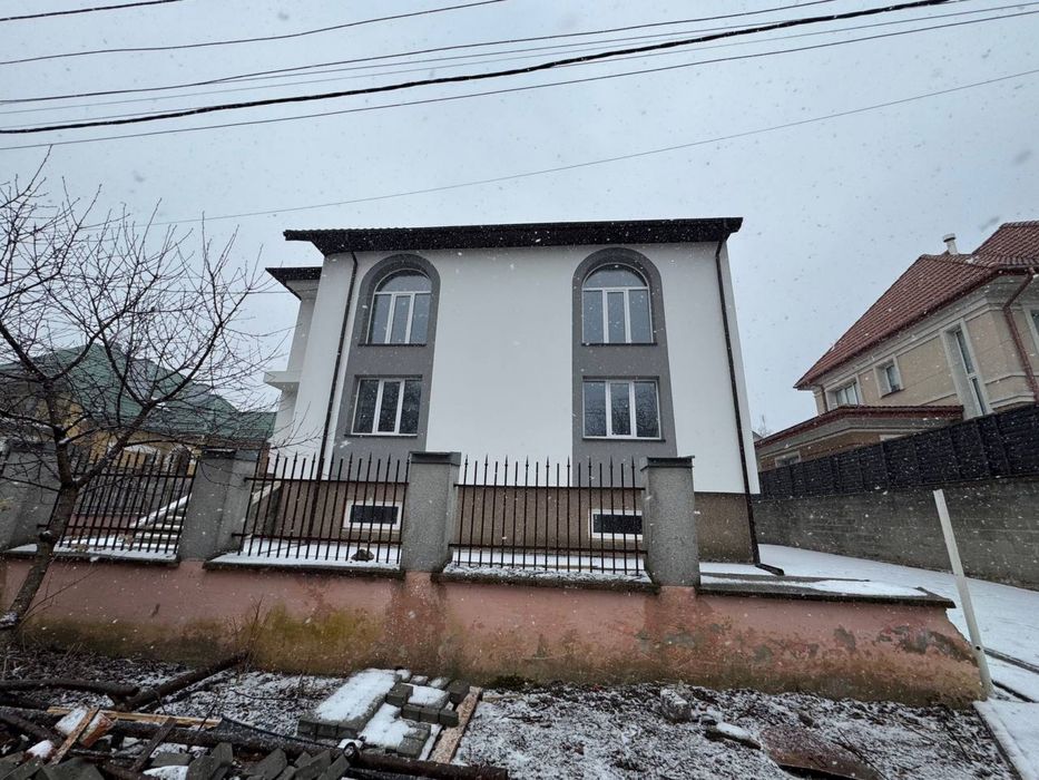 Будинок біля озера