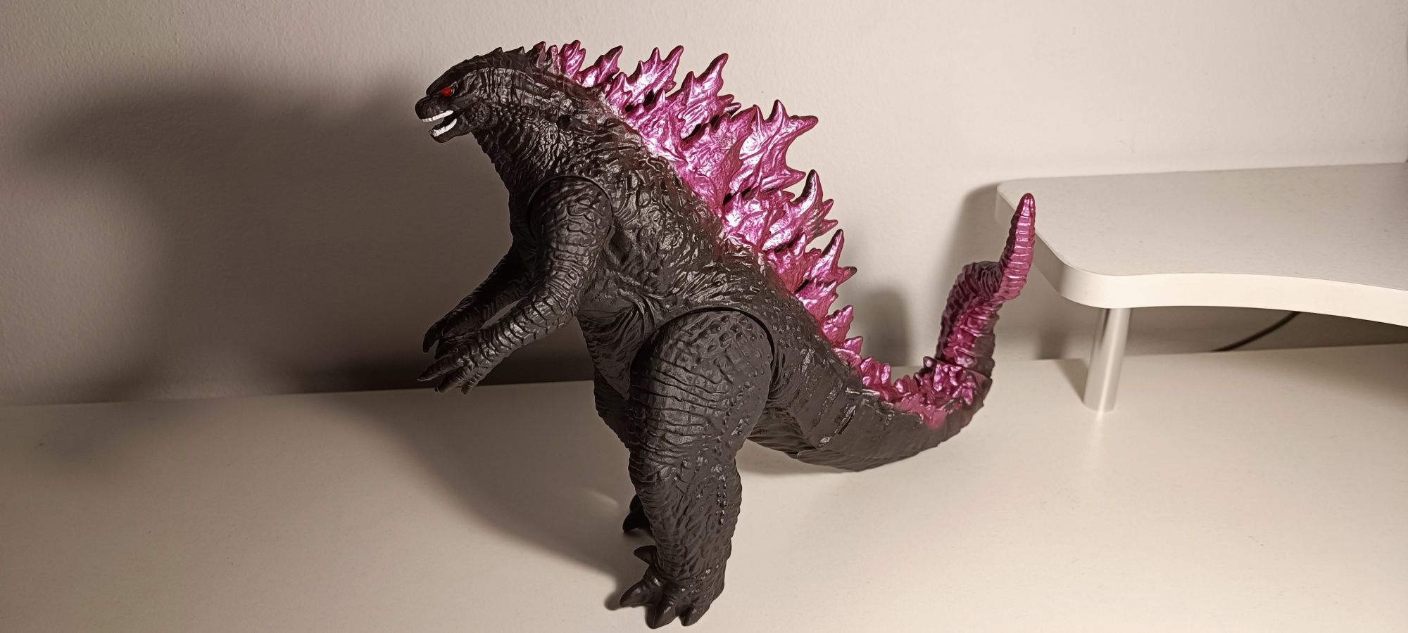 Boneco Godzilla 2024 articulado com 22 cm altura e 25 cm comprimento